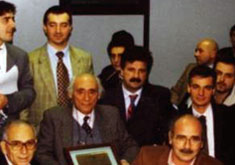 Frontali alle spalle del  Professor Federici, in compagnia di alcuni colleghi