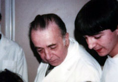 Un giovanissimo Frontali con Il Professor Giorgio Maj, all'epoca primario dell'Istituto Arturo Beretta di Bologna