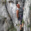 in parete osservando il percorso