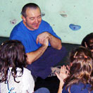 mentre insegna l'arrampicata ai bambini